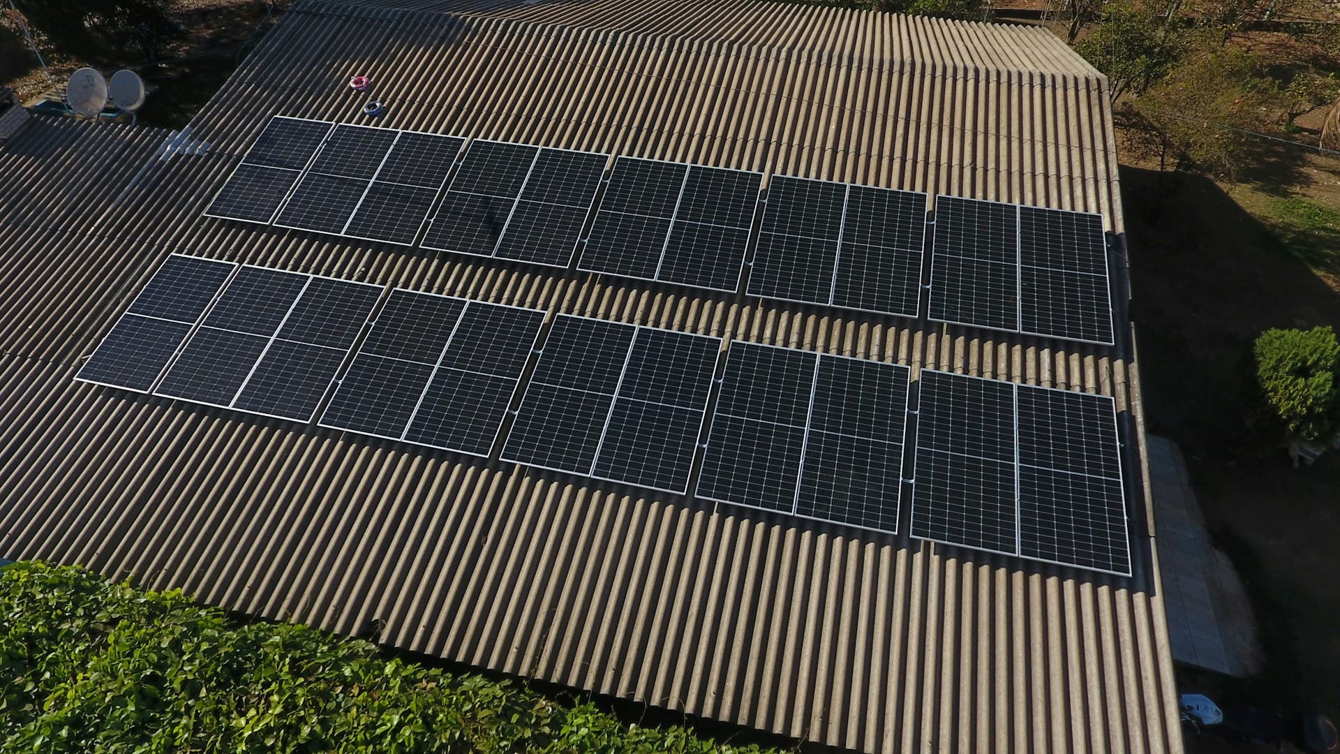 Vista aerea di pannelli fotovoltaici su un tetto in lamiera